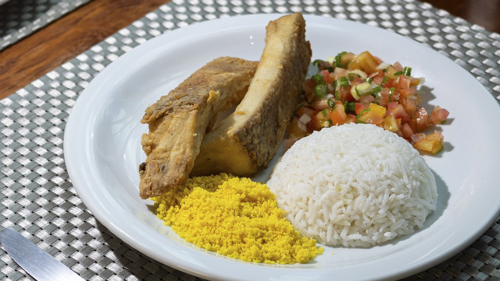 Prato de almoço com peixe frito, arroz branco, farofa amarela e vinagrete no Restaurante Planalto, em Rurópolis, Pará.